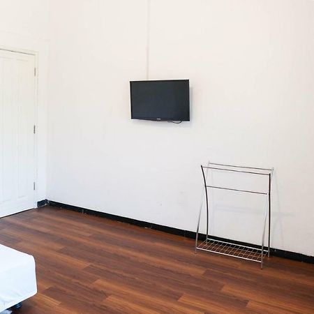 Reddoorz Near Ahmad Yani Airport 3 Hotel Семаранг Екстериор снимка