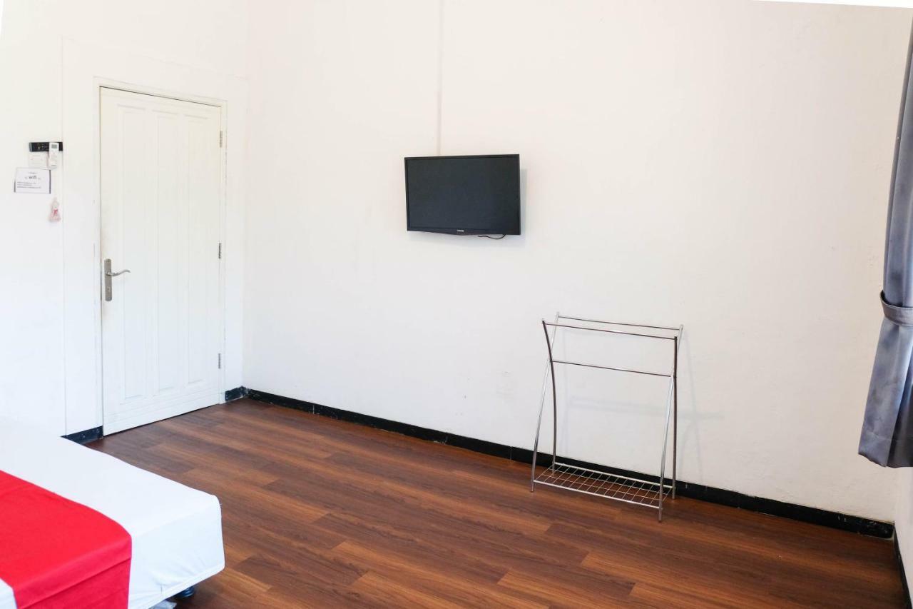 Reddoorz Near Ahmad Yani Airport 3 Hotel Семаранг Екстериор снимка