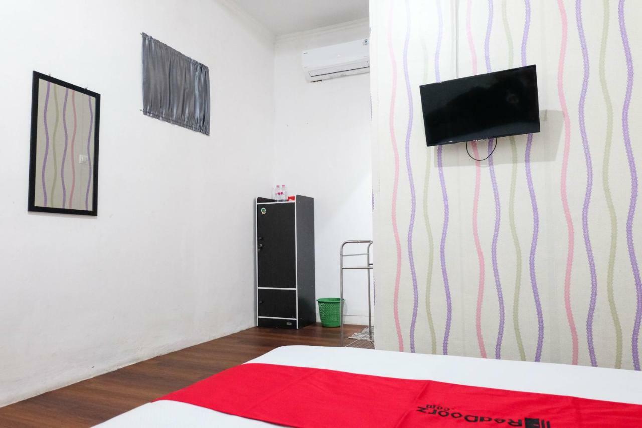 Reddoorz Near Ahmad Yani Airport 3 Hotel Семаранг Екстериор снимка