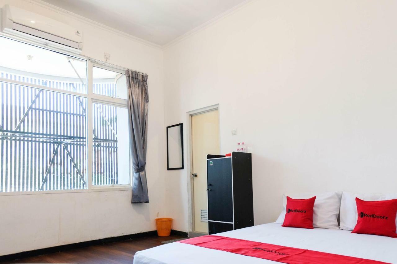 Reddoorz Near Ahmad Yani Airport 3 Hotel Семаранг Екстериор снимка