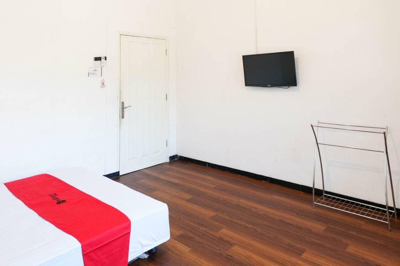 Reddoorz Near Ahmad Yani Airport 3 Hotel Семаранг Екстериор снимка