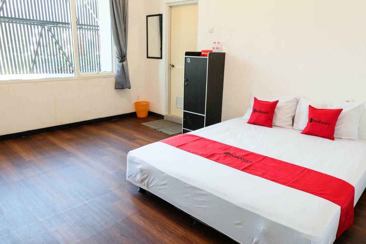Reddoorz Near Ahmad Yani Airport 3 Hotel Семаранг Екстериор снимка