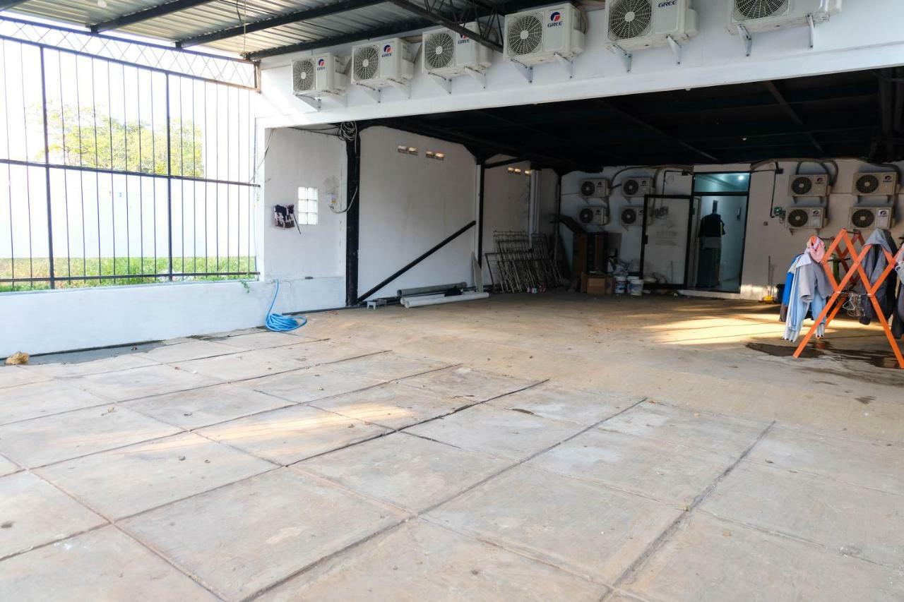 Reddoorz Near Ahmad Yani Airport 3 Hotel Семаранг Екстериор снимка