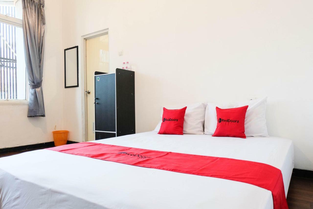 Reddoorz Near Ahmad Yani Airport 3 Hotel Семаранг Екстериор снимка