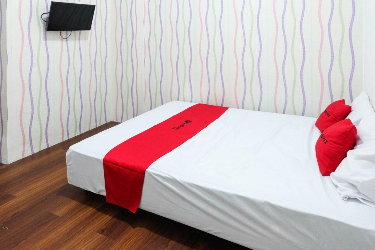 Reddoorz Near Ahmad Yani Airport 3 Hotel Семаранг Екстериор снимка