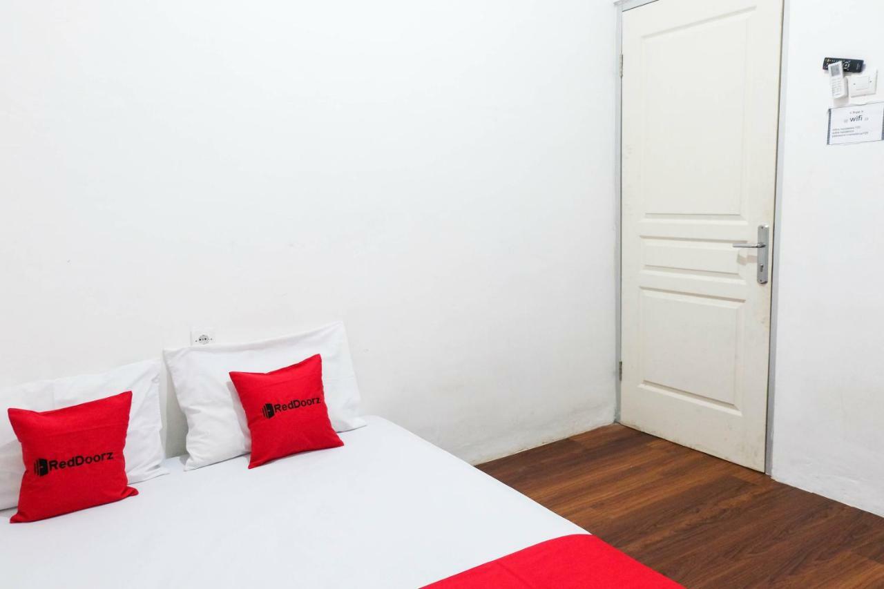 Reddoorz Near Ahmad Yani Airport 3 Hotel Семаранг Екстериор снимка