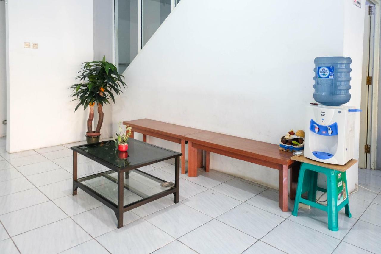 Reddoorz Near Ahmad Yani Airport 3 Hotel Семаранг Екстериор снимка