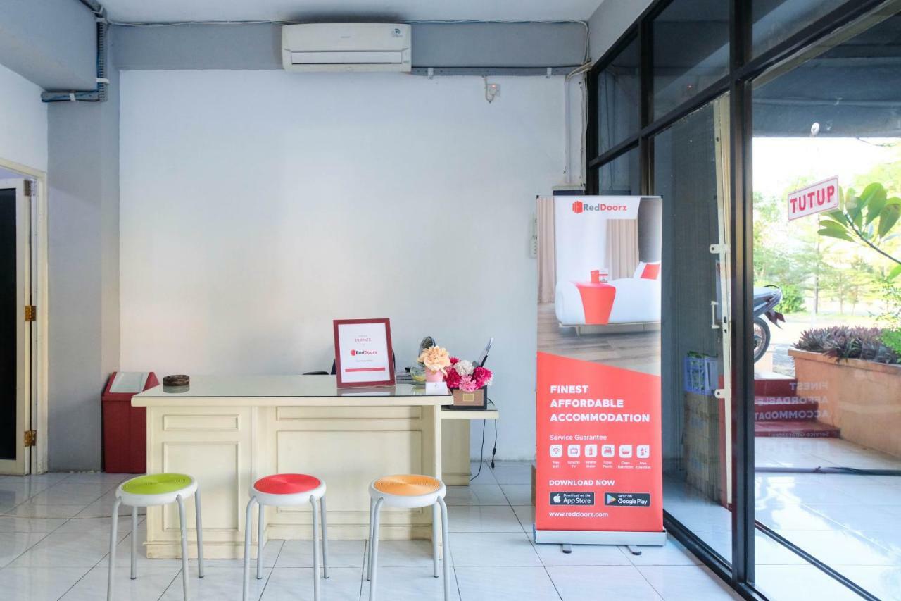 Reddoorz Near Ahmad Yani Airport 3 Hotel Семаранг Екстериор снимка