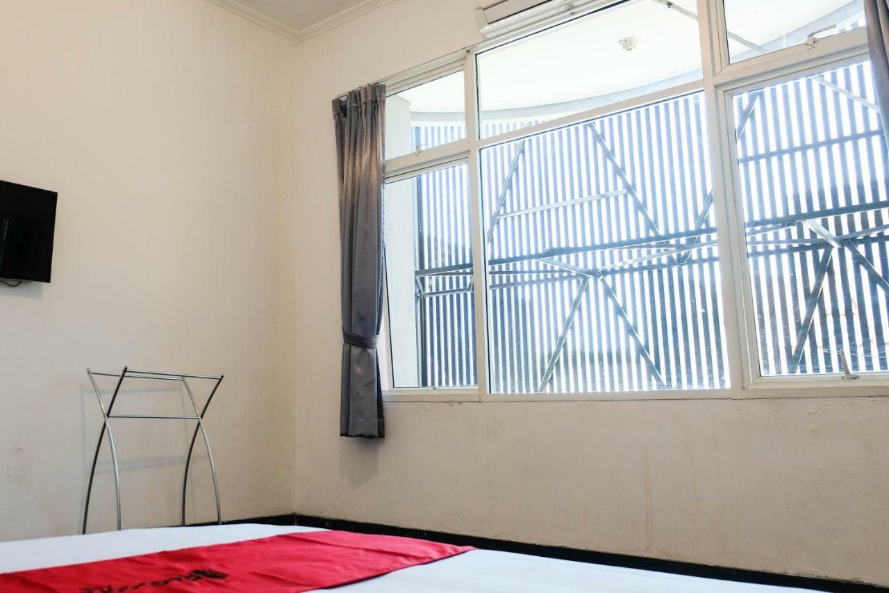 Reddoorz Near Ahmad Yani Airport 3 Hotel Семаранг Екстериор снимка