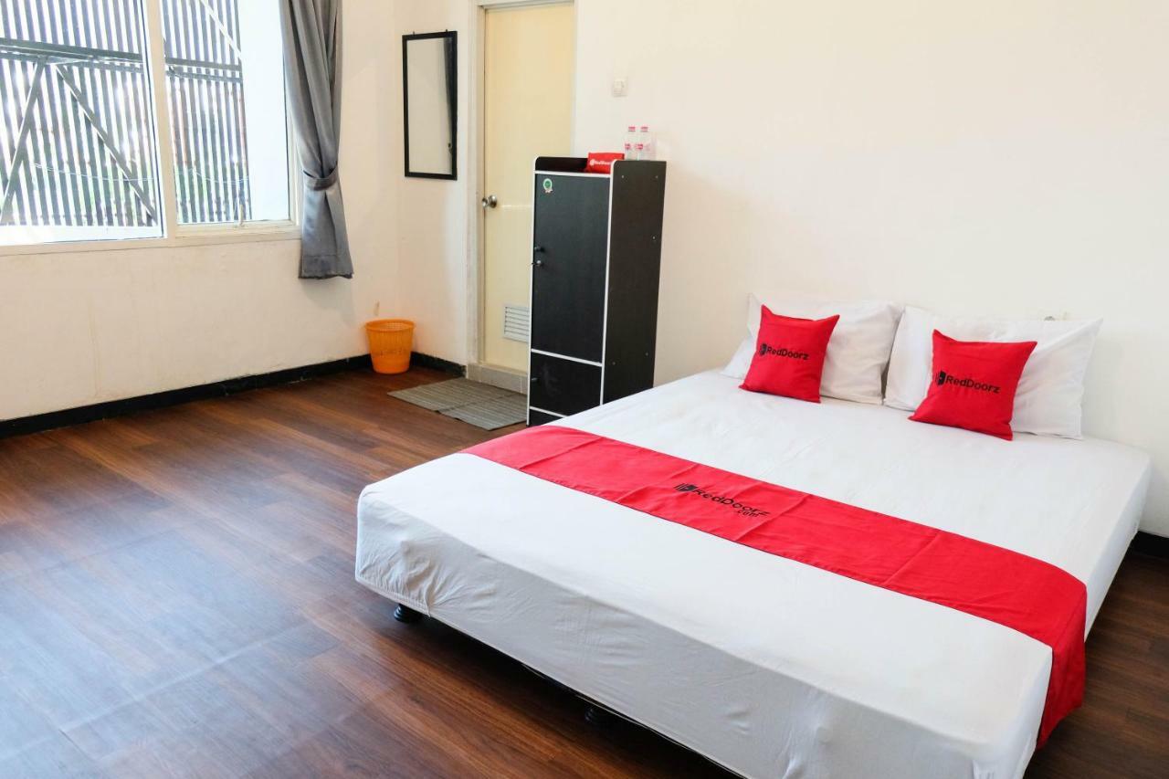 Reddoorz Near Ahmad Yani Airport 3 Hotel Семаранг Екстериор снимка