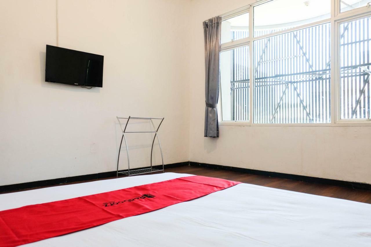 Reddoorz Near Ahmad Yani Airport 3 Hotel Семаранг Екстериор снимка