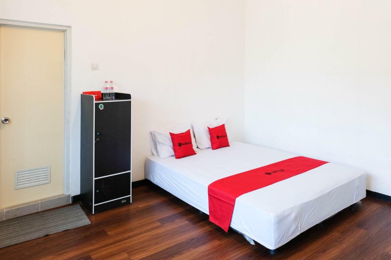 Reddoorz Near Ahmad Yani Airport 3 Hotel Семаранг Екстериор снимка