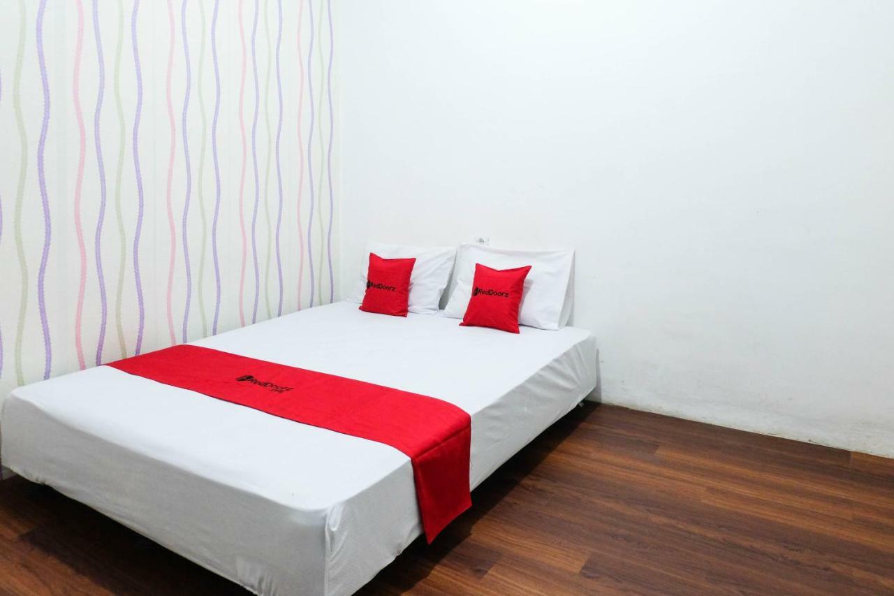Reddoorz Near Ahmad Yani Airport 3 Hotel Семаранг Екстериор снимка